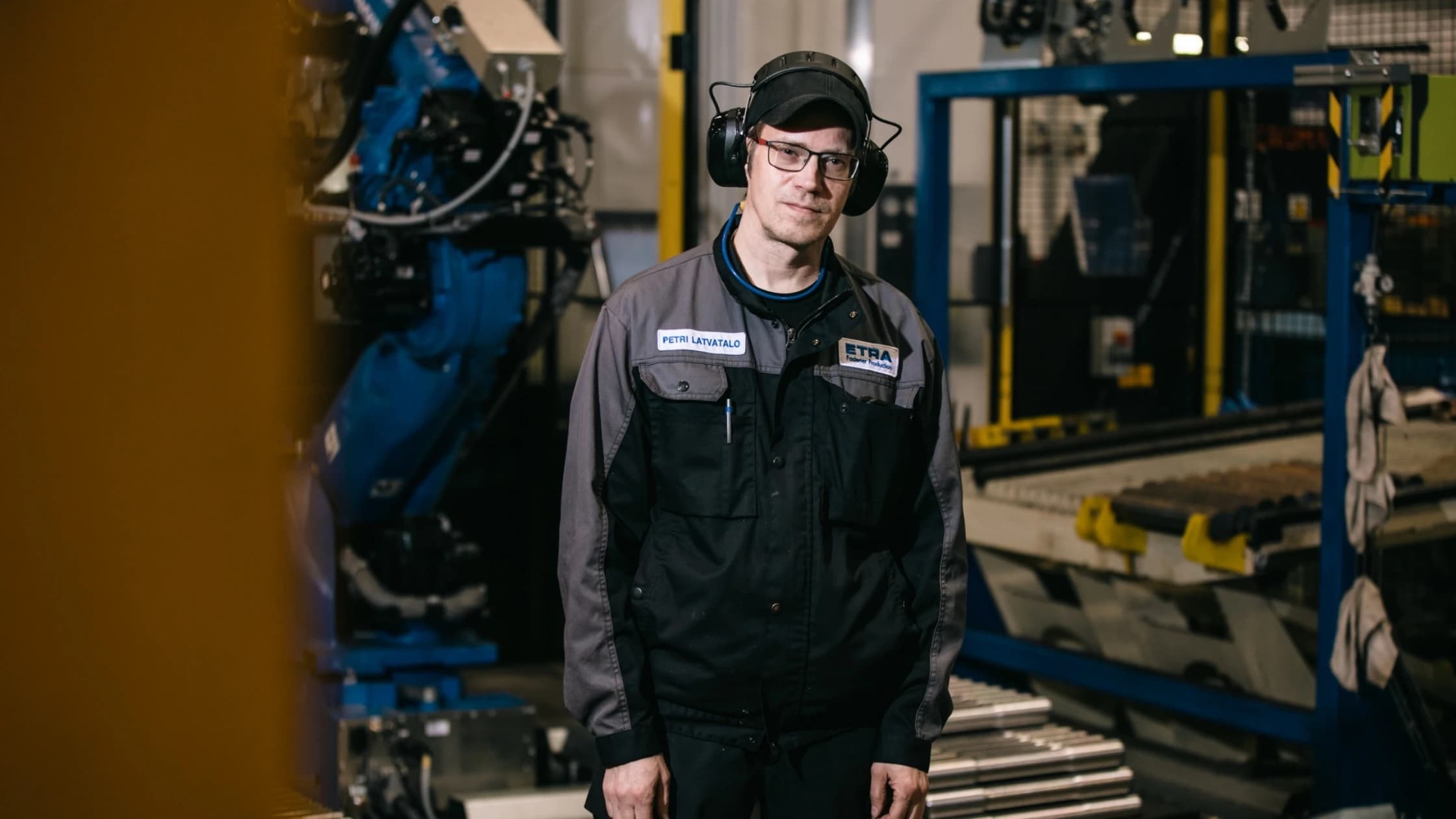 Petri Latvatalo, ammattikoneistaja, robottihitsaussolun edessä