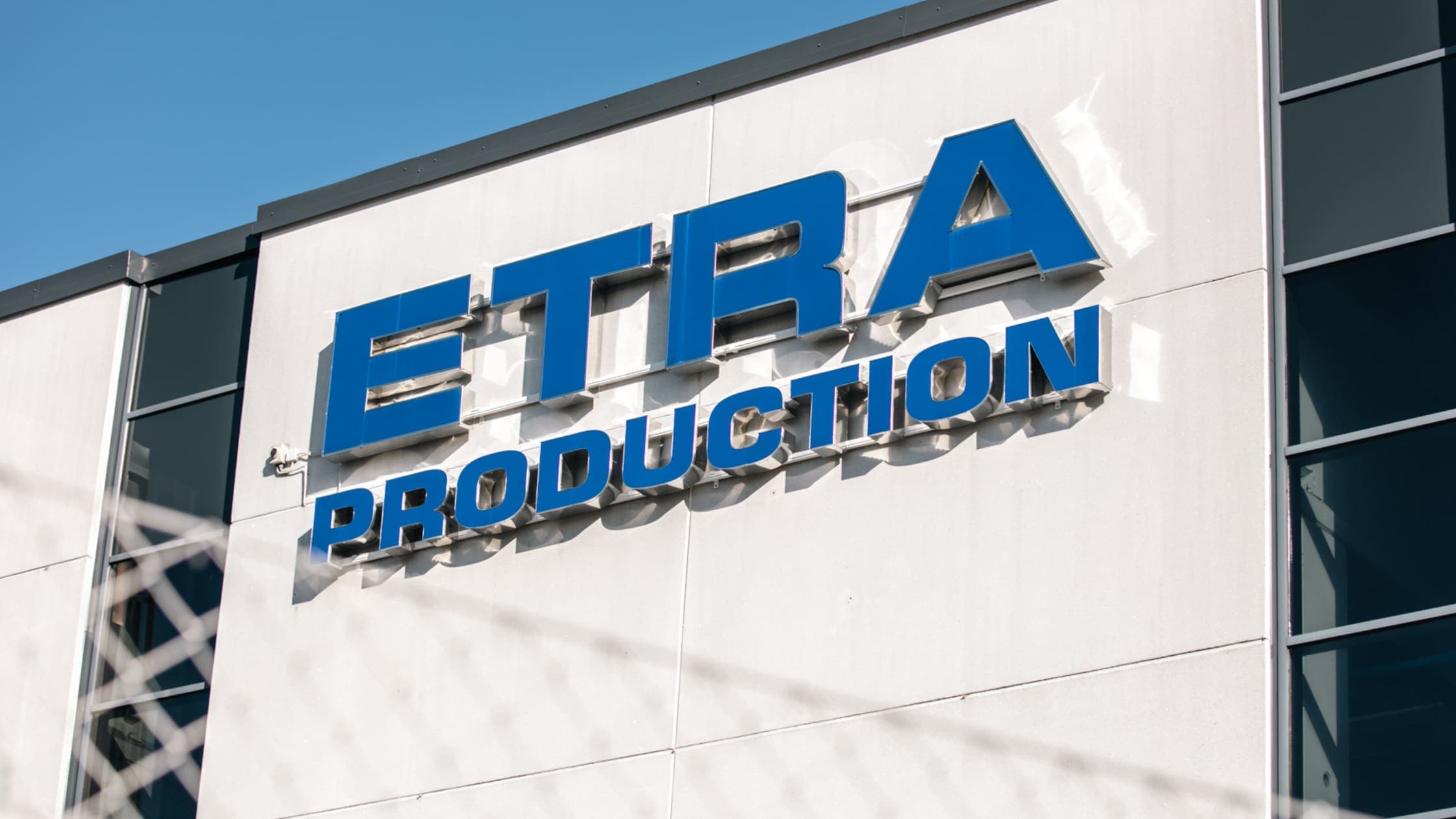 Etra Productionin tehdasrakennuksen julkisivu ja kyltti