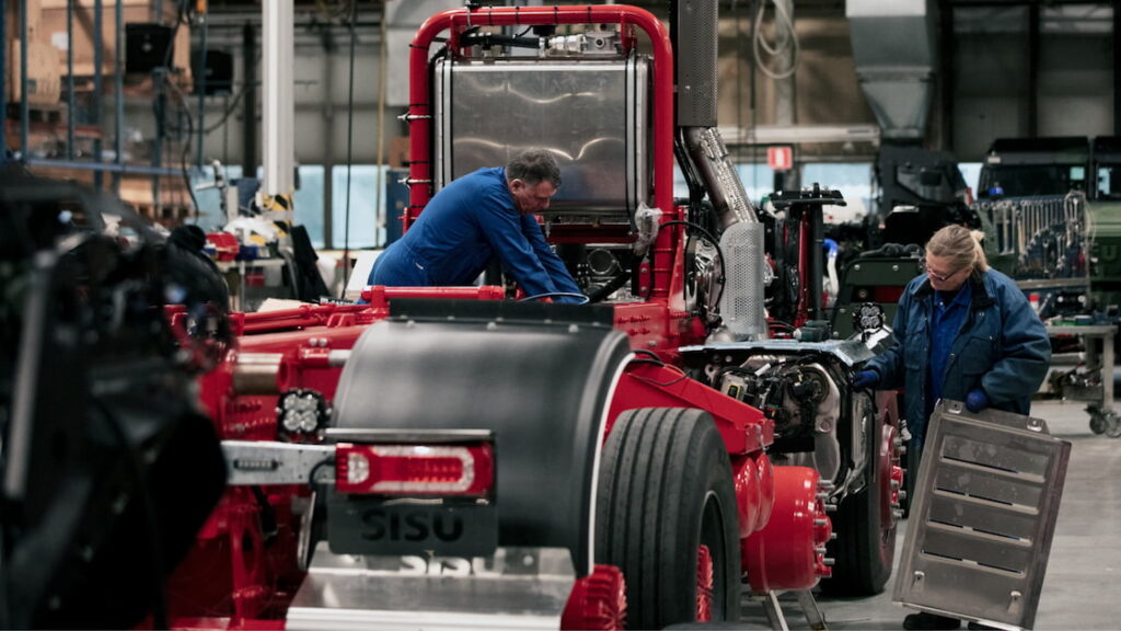 Työntekijät kokoavat ajoneuvoa Sisu Auton Karjaan tehtaalla.