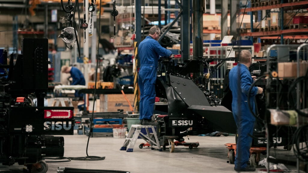Yhteistyö ja osaaminen yhdistyvät Sisu Autolla – raskaat ajoneuvot syntyvät tarkasta hitsauksesta, huolellisista asennuksista ja saumattomasta tiimityöstä.