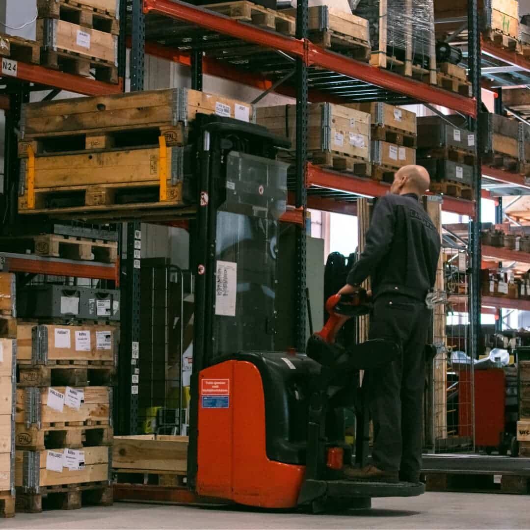 Wellpackin henkilöstövuokrauksen kautta työllistynyt logistiikka-alan trukkia ajava henkilö